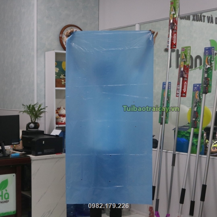 Túi làm từ nilon có kích cỡ 70cm chiều ngang, 140cm chiều dài