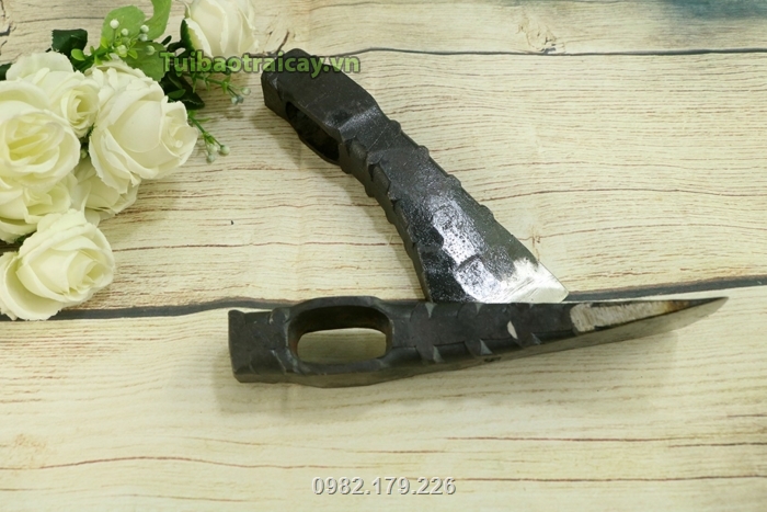 Rìu có sẵn lỗ tròn để chêm cán rất tiện lợi, dễ dàng sử dụng