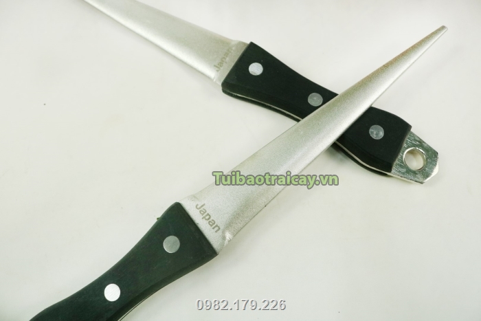 Lưỡi mài thiết kế 1 mặt cong nhám, 1 mặt phẳng mịn giúp cho việc mài dao kéo nhanh chóng