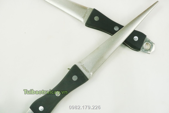Tay cầm ốp gỗ mịn, tạo cảm giác thoải mái êm tay, chống trơn trượt