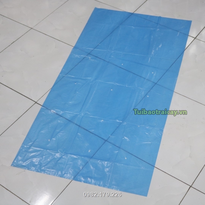 Túi nylon xanh bọc chuối có kích thước chiều rộng 70cm và chiều dài 140cm